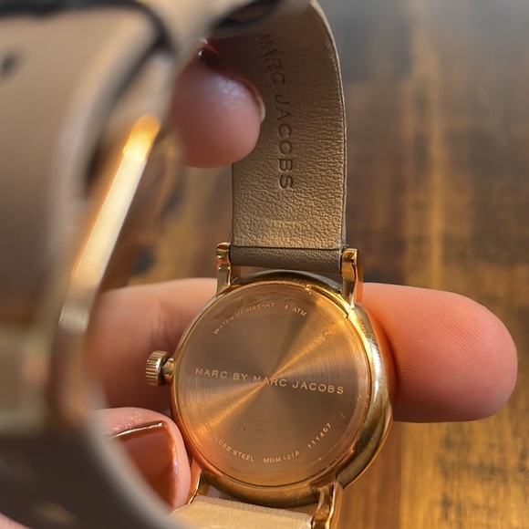 MARC BY MARC JACOBS BAKER GREY AND ROSEGOLD WATCH - Picture 5 of 5